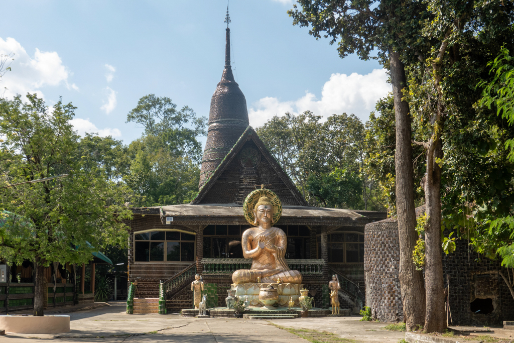 der goldene Buddha vor dem Flaschentempel...