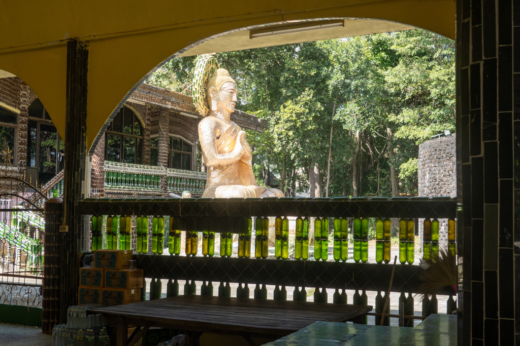 Nur der Buddha im Flaschentempel ist golden