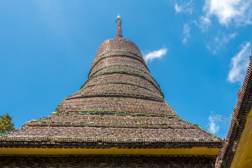 Der Turm des Flaschentempels... Flaschen, so weit das Auge reicht.