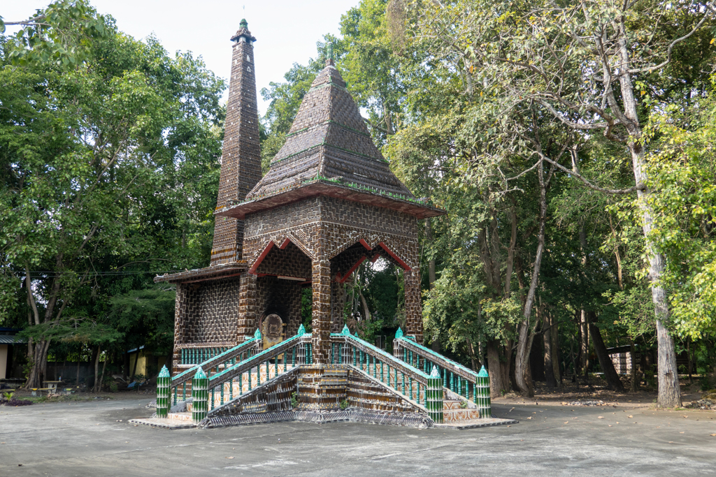 Ein kleiner Schrein im Flaschentempel