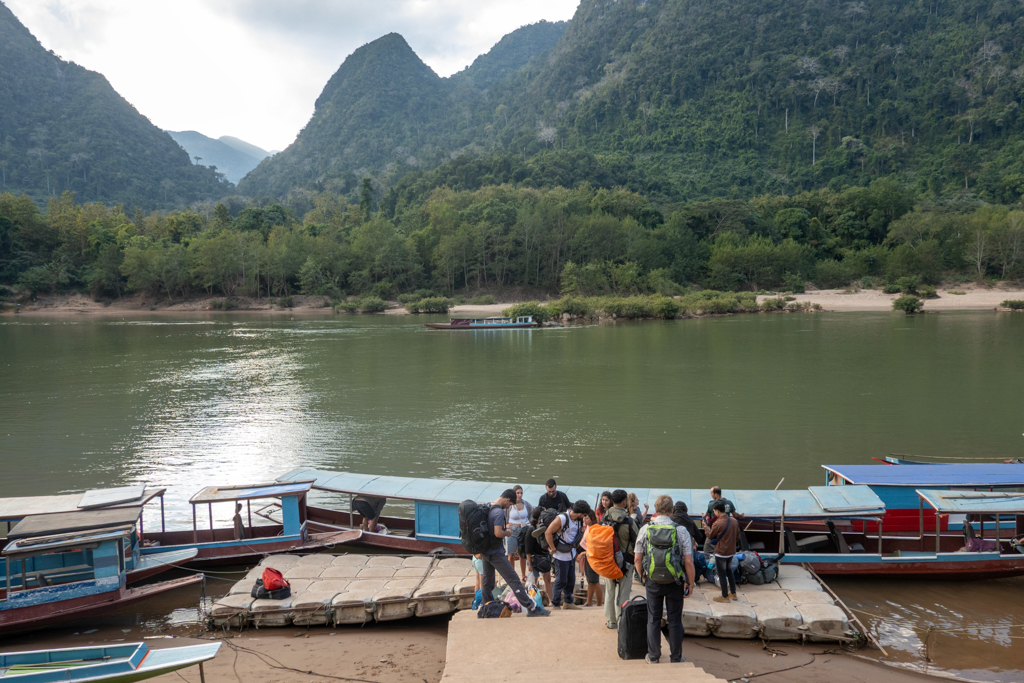 Unsere Bootsfahrt endet in Muang Noy am Bootsanleger; Jo wartet noch auf Torsten