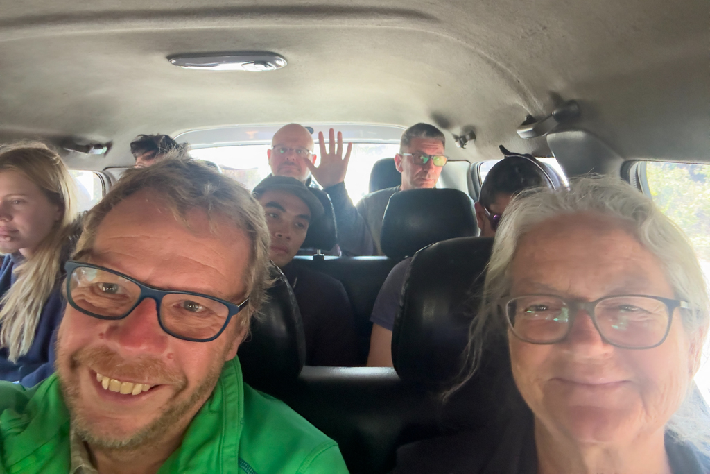 Im Kleinbus unterwegs nach Nong Khiaw, wo wir auf Boot nach Muang Noy umsteigen werden