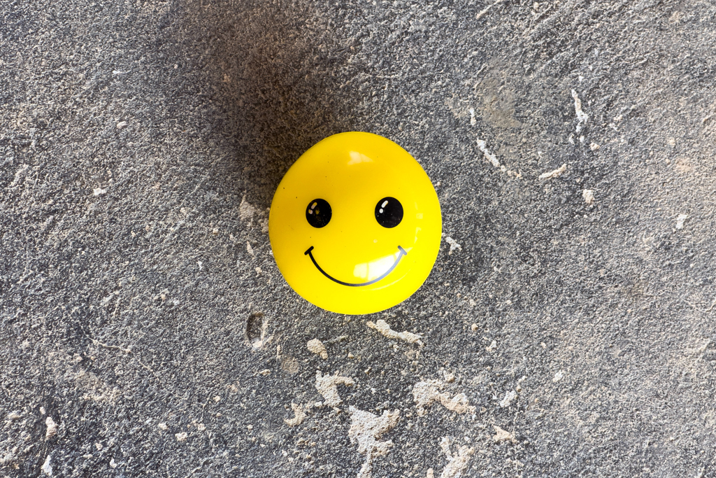 Ein Smiley als "Happy New Year"-Zeichen liegt auf dem Boden