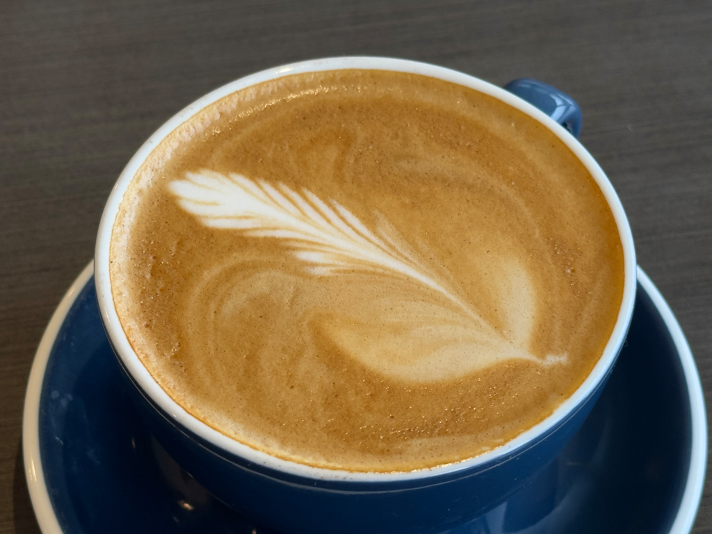 Jo's Flat White Coffee mit Silberfern :-)