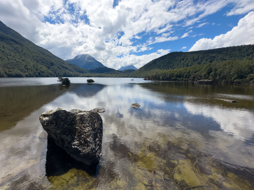 Die umliegenden Berge und Landschaft spiegeln sich im Lake Sylvan