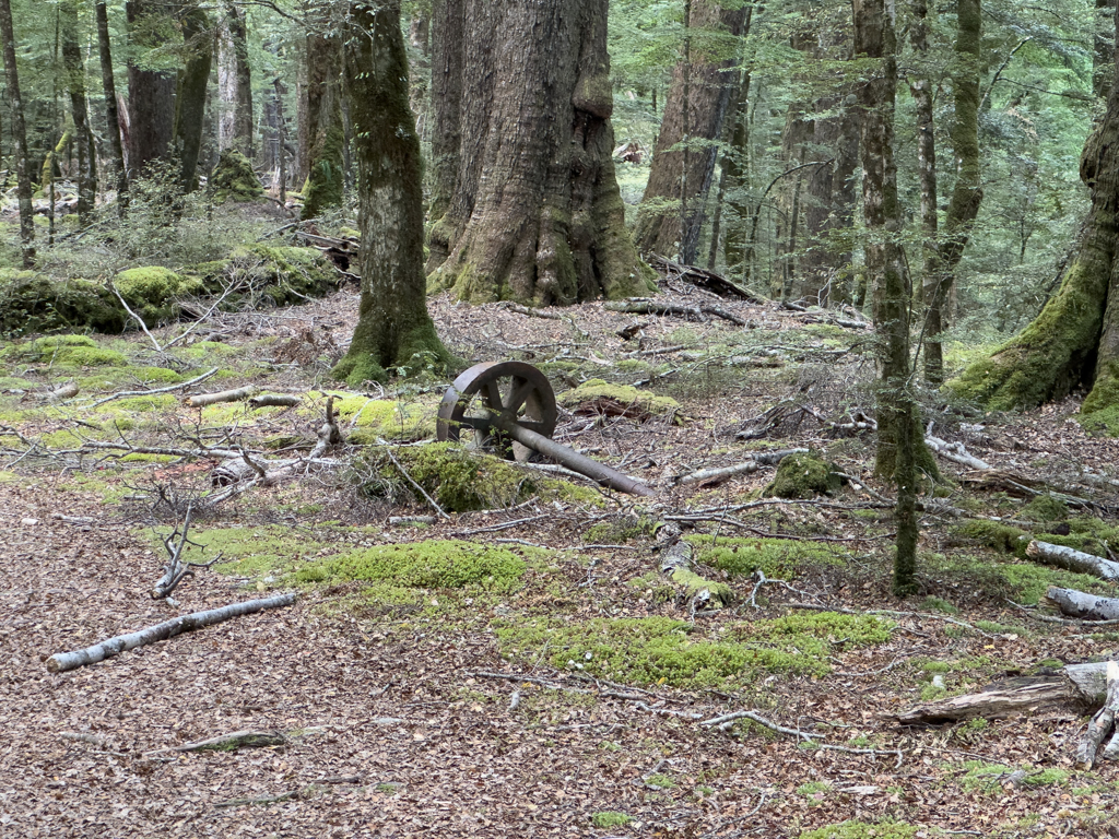Altes Laufrad mit Welle eins alten Eisenbahnwaggons