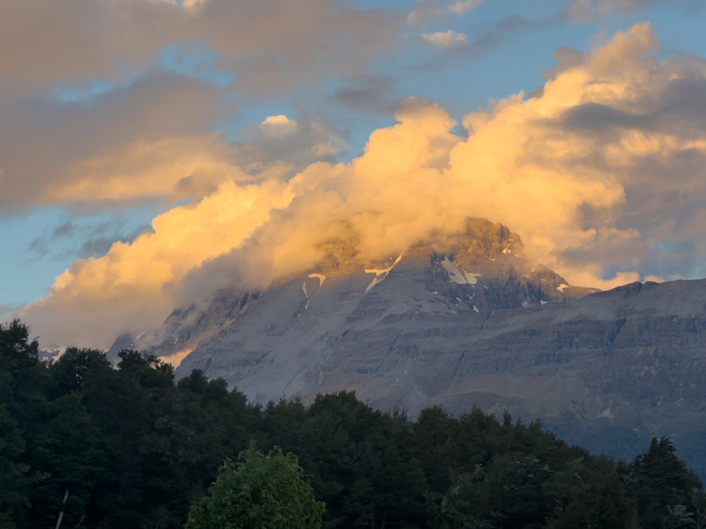 Die Abendsonne bescheint die wolkenverhangenen Berge hinter dem Eglinton Campground