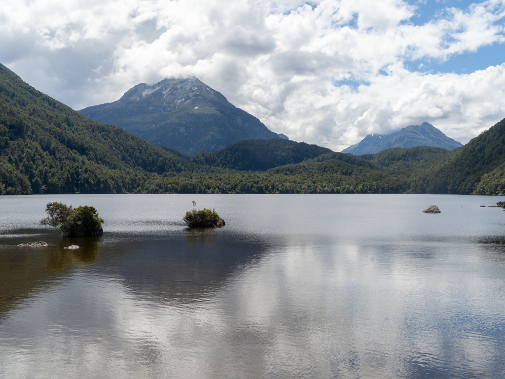 Die umliegenden Berge und Landschaft spiegeln sich im Lake Sylvan