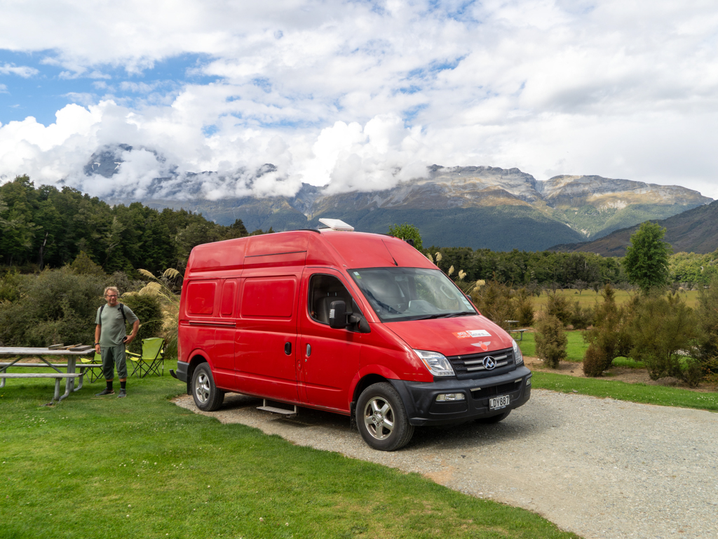 Jo posiert neben Manaaki im Stellplatz im kleinen Lake Sylvan Campground