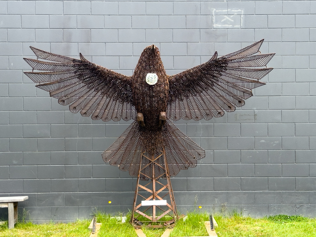 Tui-Skulptur, die mitten in Glenorchy zu sehen ist