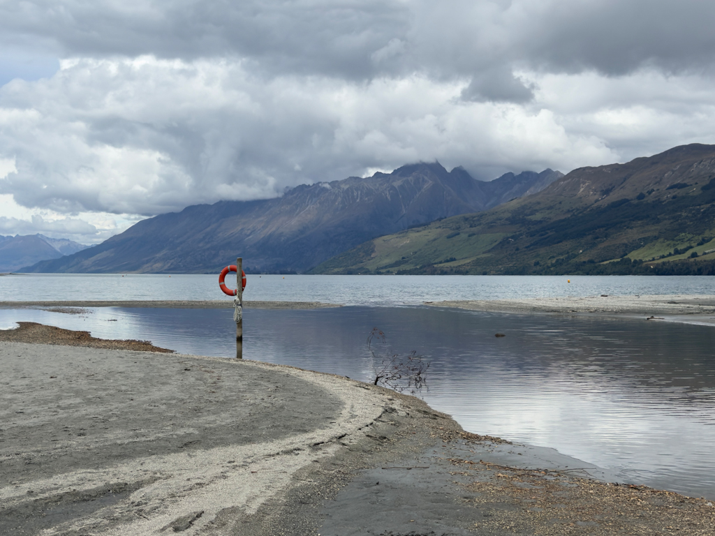 Am Badestand von Glenorchy - der Rettungsring für alle Fälle ist weit sichtbar