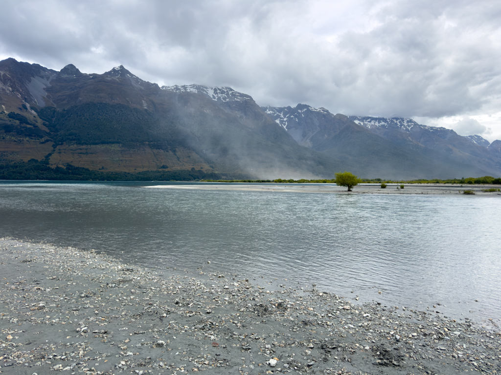 Stürmischer Wind treibt Staub auf der anderen Talseite vor sich her