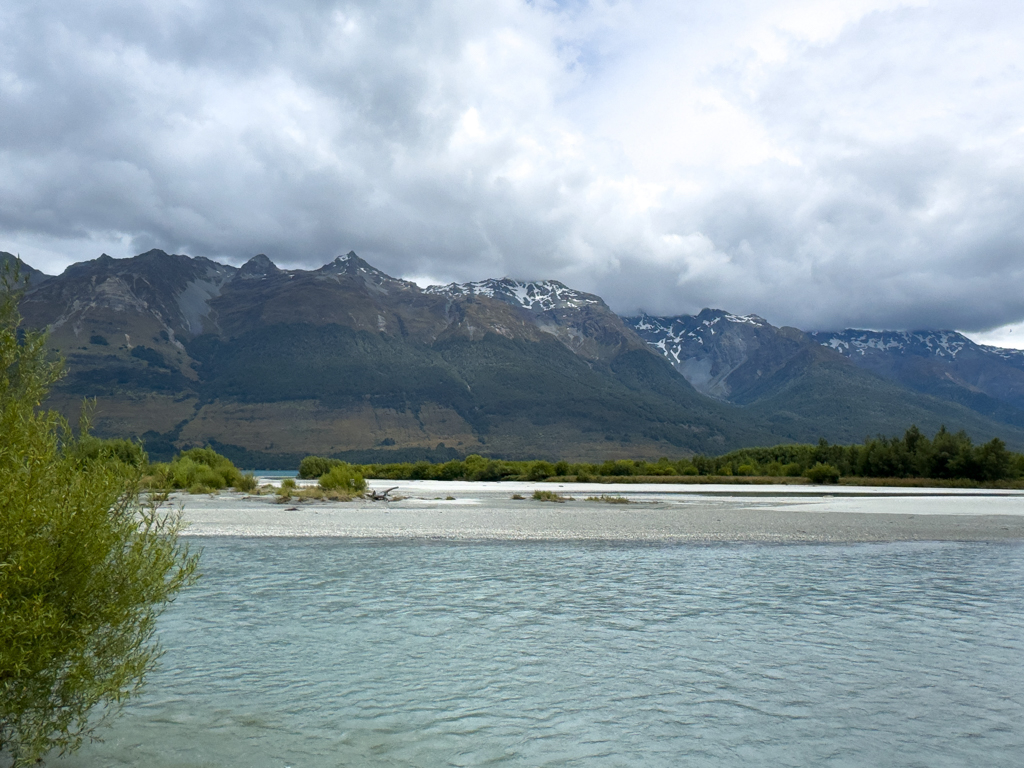 Während der Lagunenwanderung leichter Schnee auf den Bergen um Glenorchy