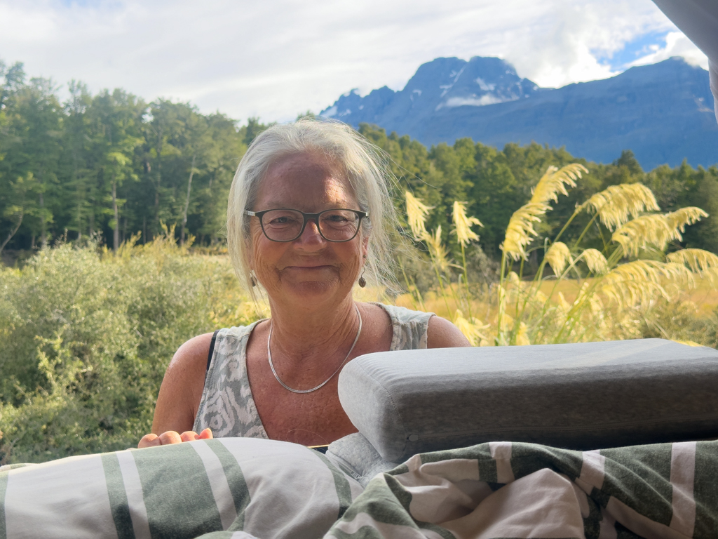 Ma schaut am frühen Morgen am kleinen Sylvan Campground in Mannaki rein
