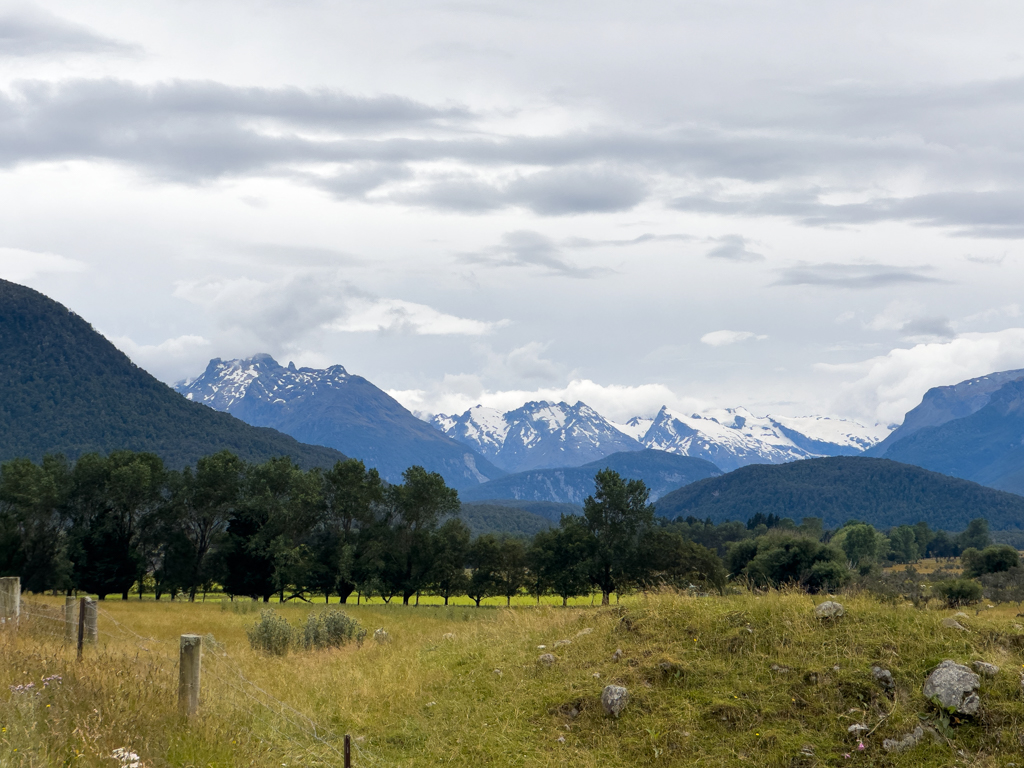 Vom kleinen Sylvan Campground sehen wir auf schneebedeckte Berge