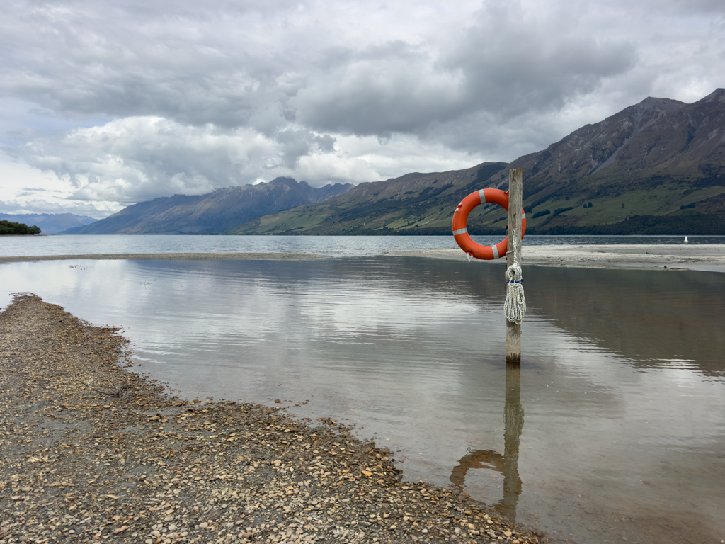 Am Badestand von Glenorchy. Der Rettungsring für alle Fälle steht auch schon im Wasser...