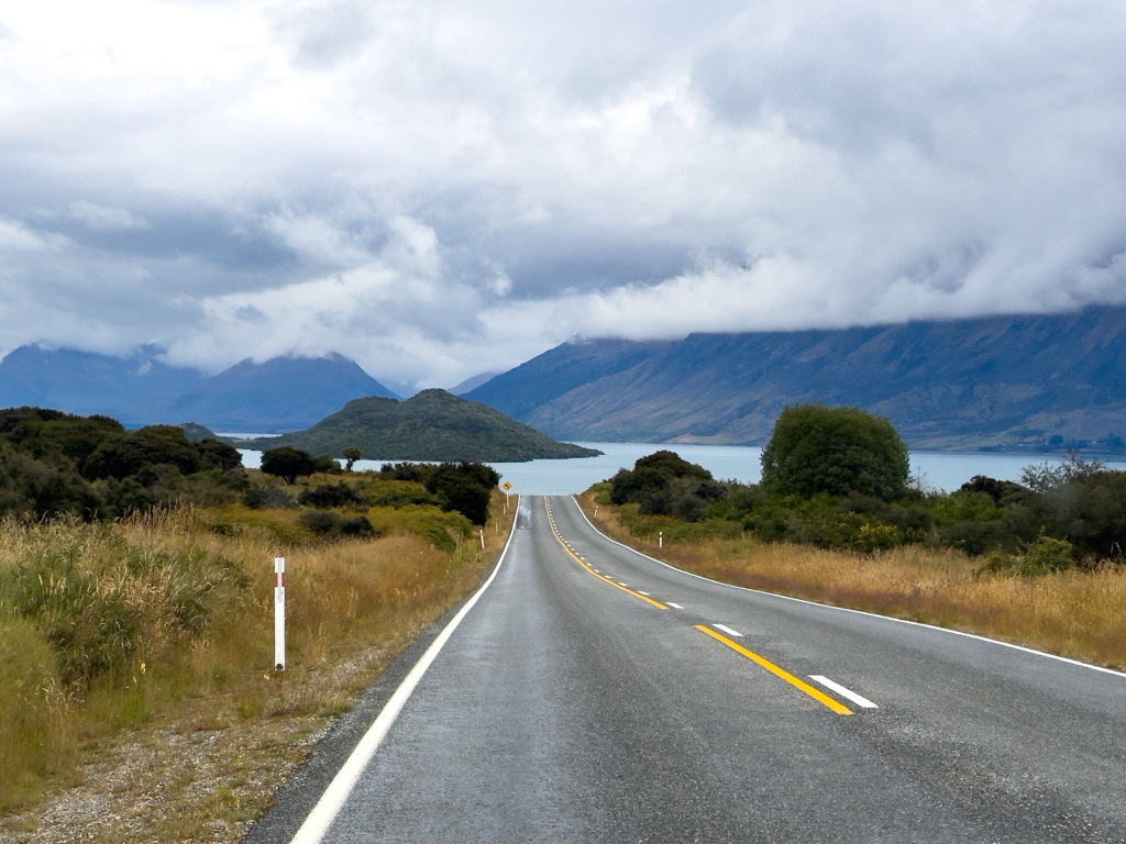 Am frühen Morgen liegen noch Wolken über Lake Wakatipu mit seinen Bergen
