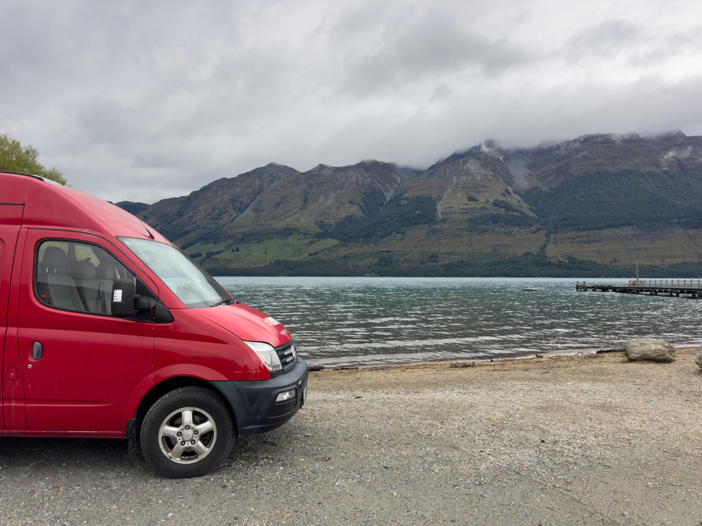 Wir stehen am frühen, noch kühlen und etwas regnerischen Morgen in Glenorchy am Badestrand von Lake Wakatipu