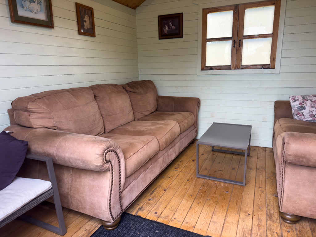 So gemütlich ist die kleine Lounge im Mossburn Country Park von innen