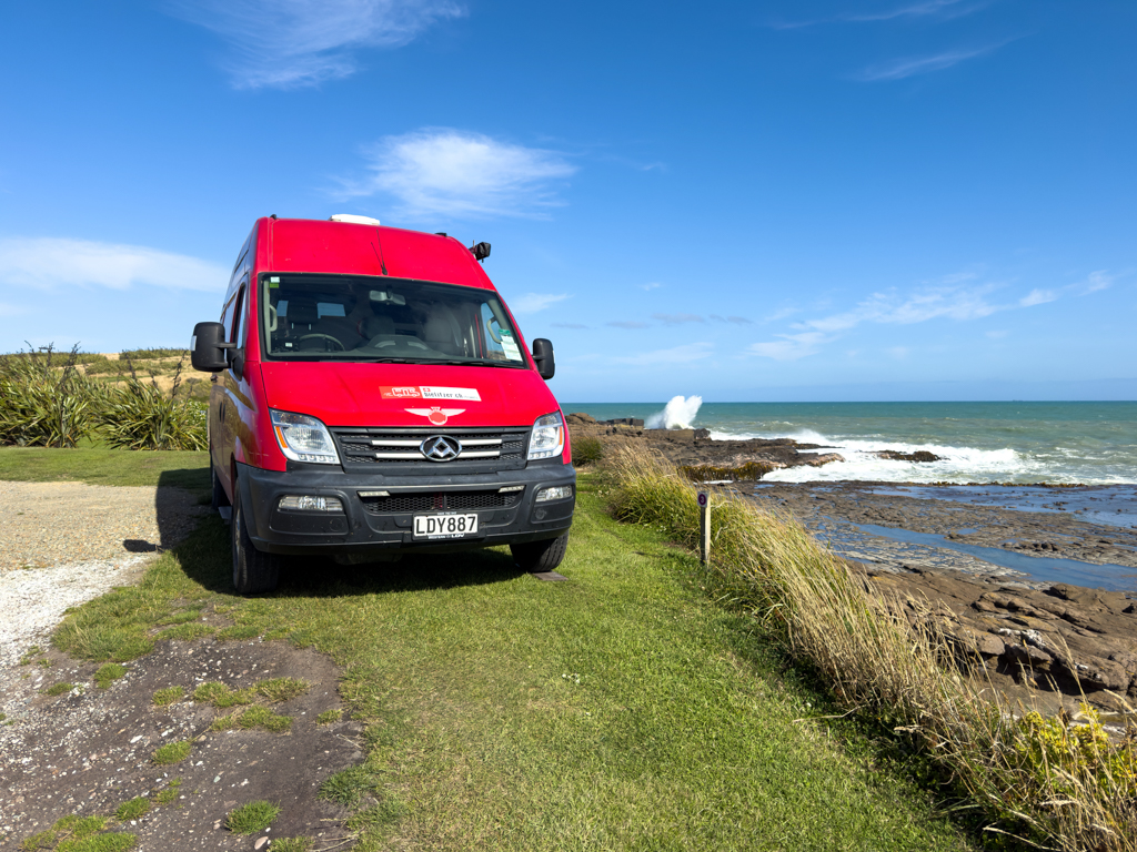 Manaakis schmaler Stellplatz mit Sea View: Mehr Meerblick geht nicht :-)