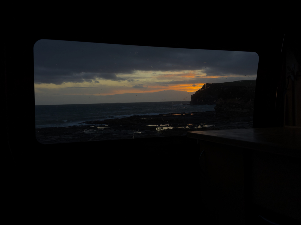 So sieht es aus, wenn wir aus Manaakis Schiebetür-Fenster hinaus auf die Curio Bay schauen