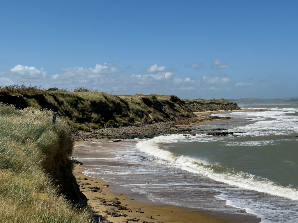 Waipapa Bay mit ihrer steilen Küste