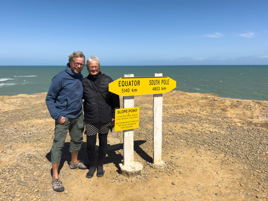 Wie vor 10 Jahren weht uns auch heute am Slope Point ein starker Wind um die Ohren