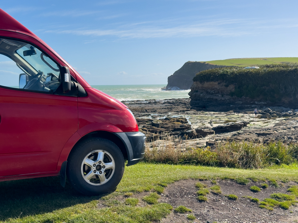 Direkt hinter unserem Stellplatz ist das offene Meer und unter uns die Curio Bay