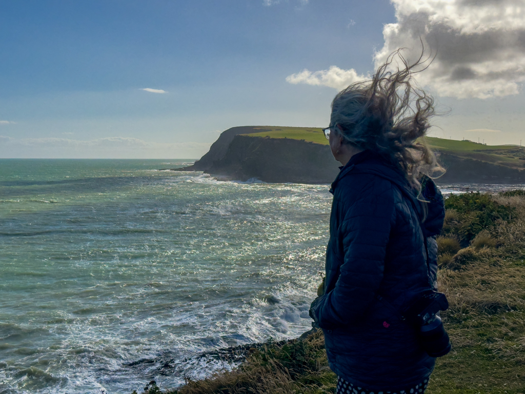 Steife Brise in der Curio Bay - Ma's lässt ihre Haare fliegen