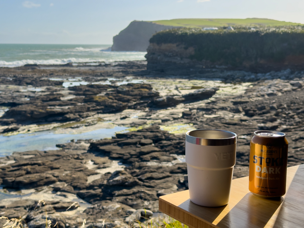 Aussicht aus Manaakis Küche auf die Curio Bay: So lässt sich leben :-)