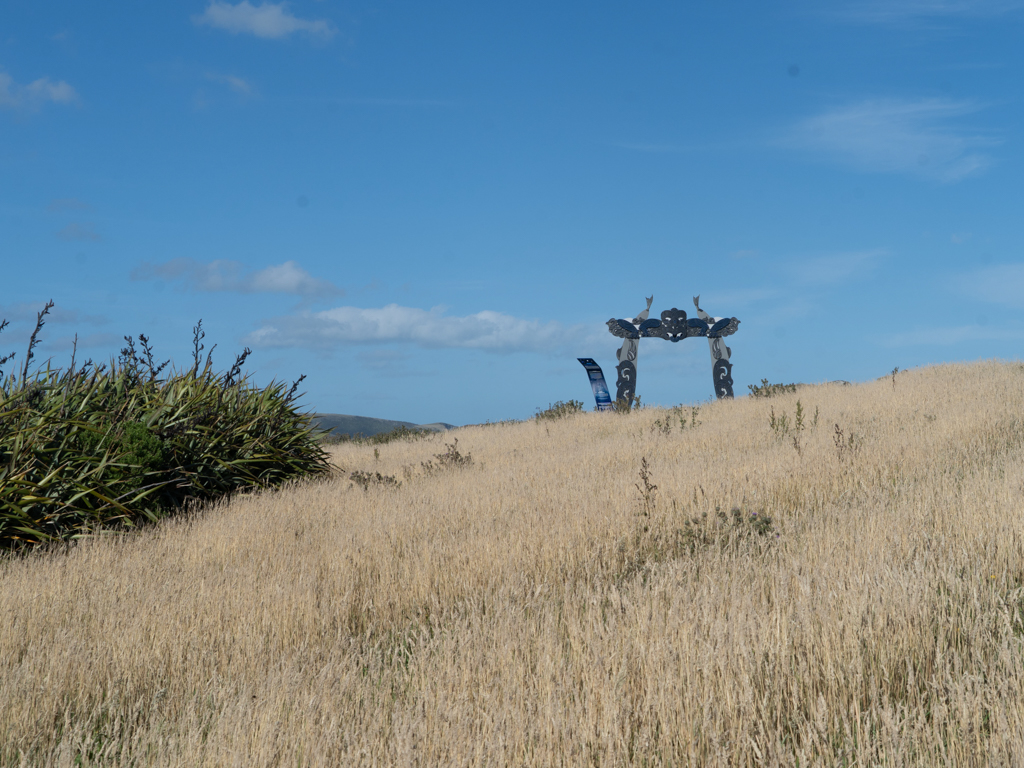 Stylisch moderner Torbogen mit Maori Ornamenten an der Curio Bay