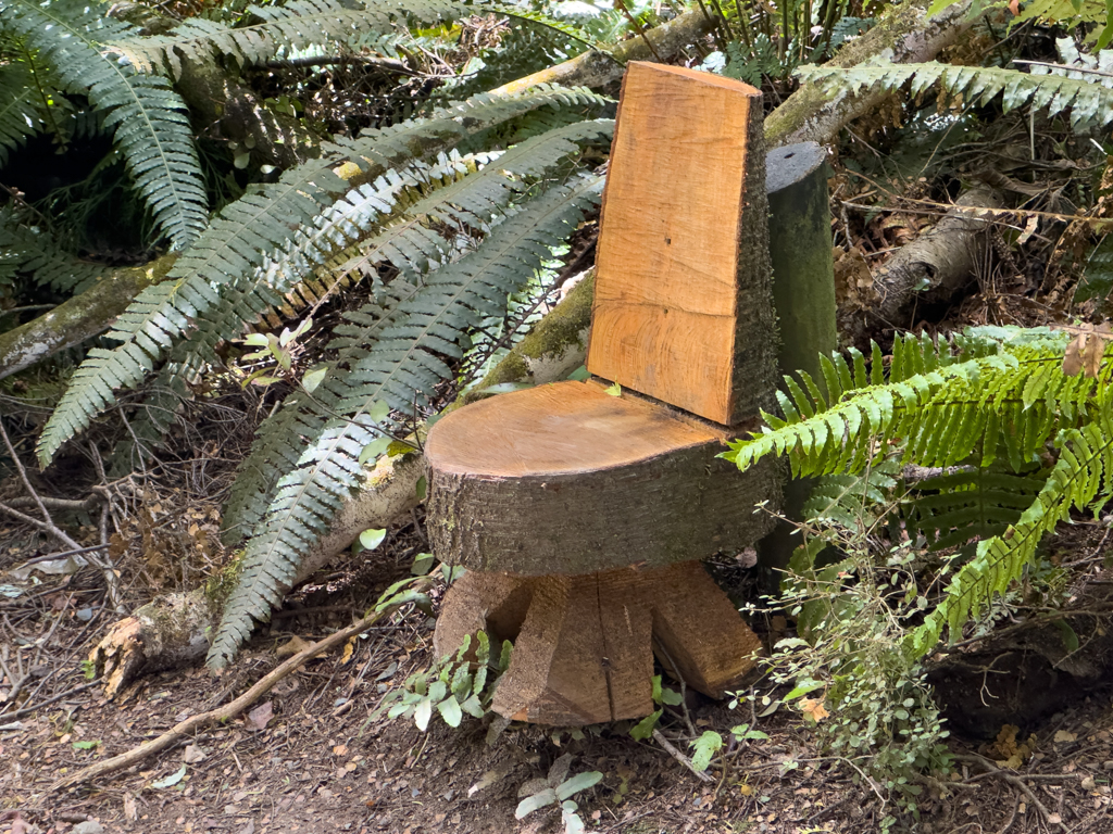 Bitte nehmen Sie Platz und ruhen Sie sich aus; Sägekunstwerk am Weg