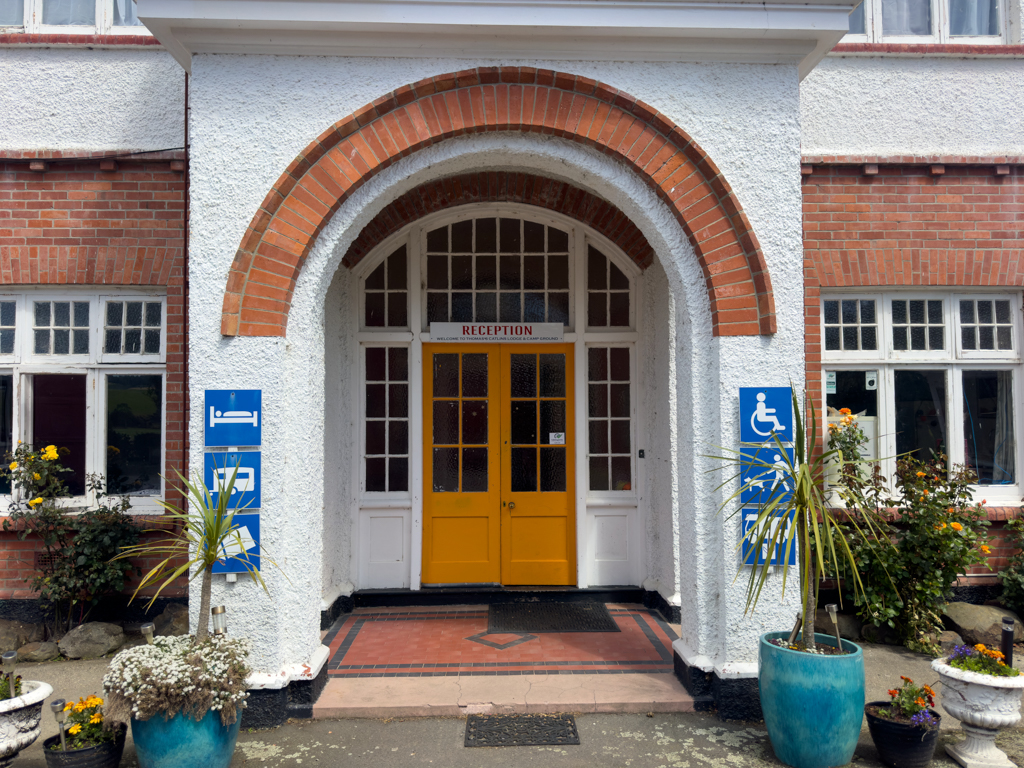 Thomas's Catlins Lodge: Man kann es noch erahnen, dass dies der Eingang zu einem Spital gewesen ist