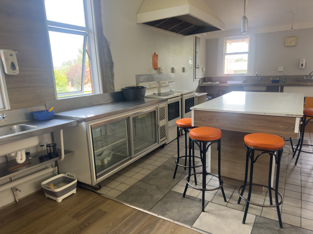 Auch die Küche kommt Retro daher...