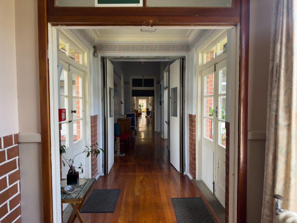 Langer Flur, an dem die Zimmer abgehen - alles Original