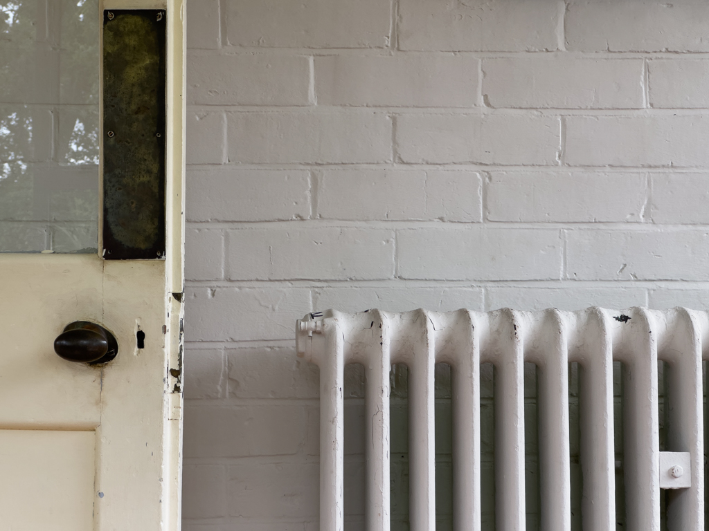 Alles so geblieben wie es war: Türe zur Lounge und alter, mächtiger Rippenheizkörper