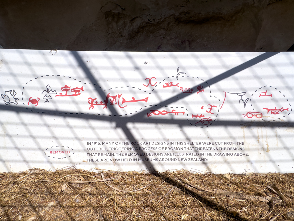 Erklärungstafel zu den Takiroa Rock Art Felsmalereien