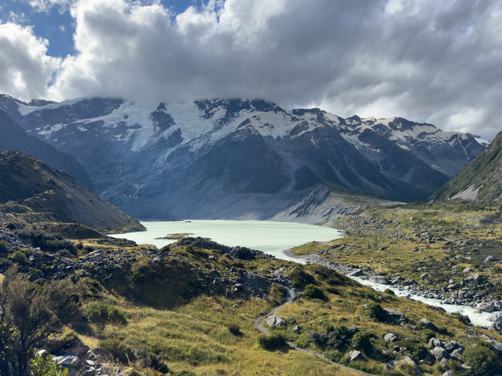 Auf dem Sealy Tarns Track unterwegs: Hooker Lake Gletschersee, der in den Hooker River übergeht