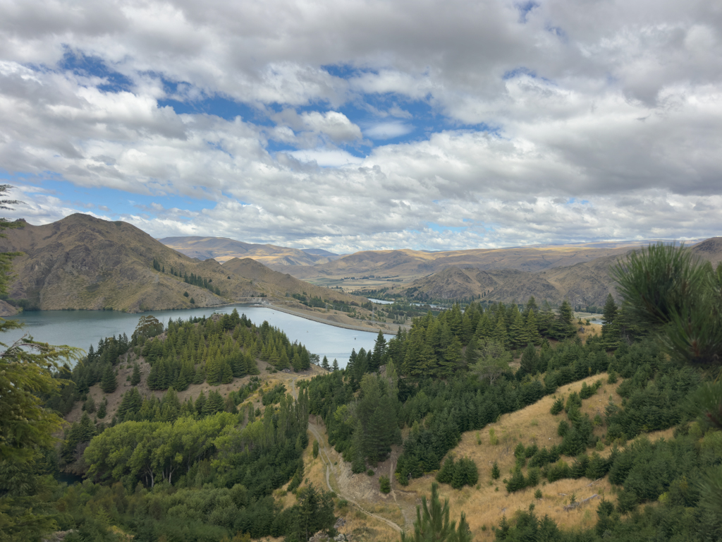 Auf der Wanderung am Lake Benmore unterwegs; Blick auf die Staumauer