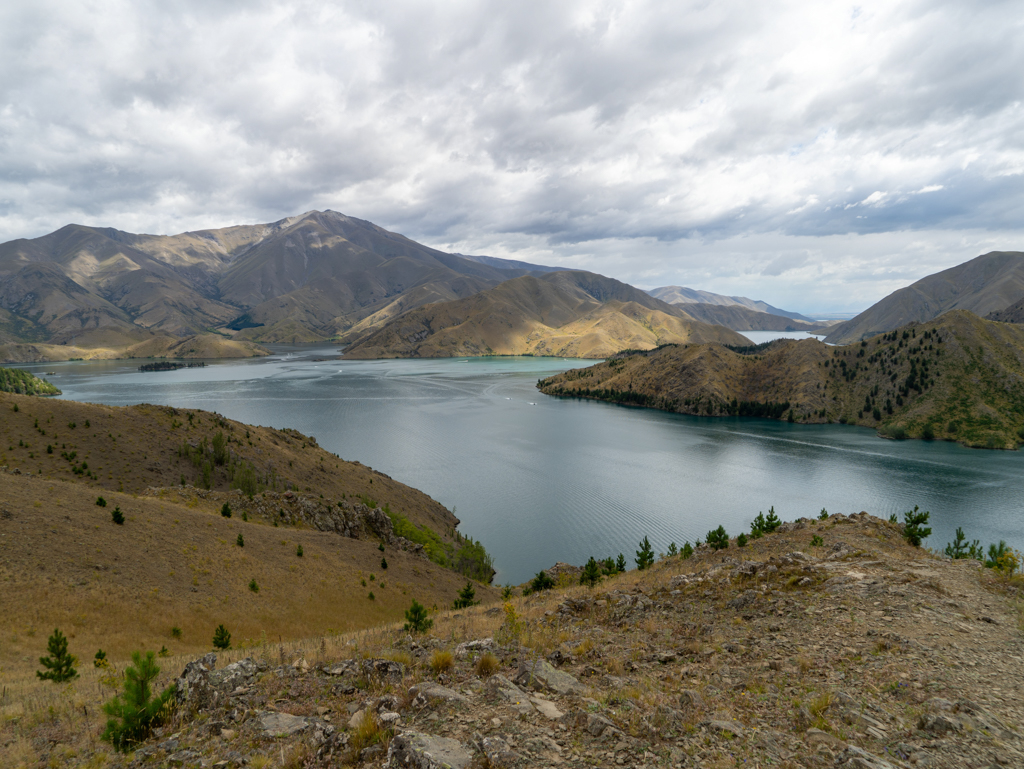 Auf der Wanderung am Lake Benmore unterwegs