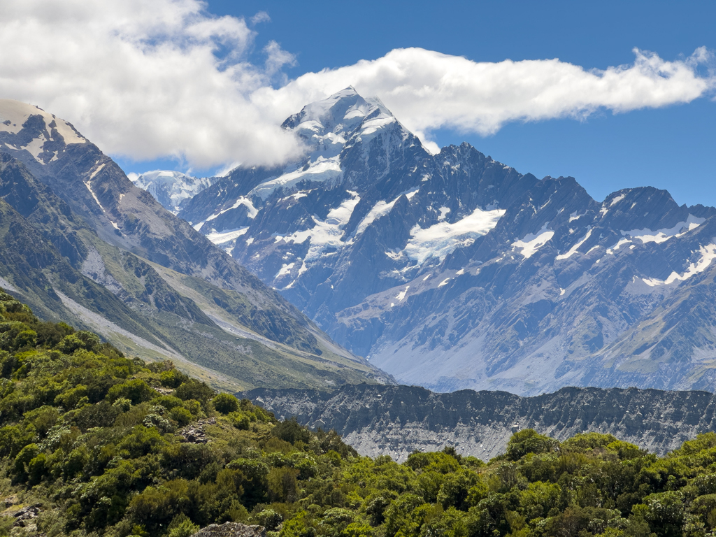 Mächtig erhebt sich der 3'800 m hohe Aoeraki / Mt. Cook - typisch ist sein "Gesicht" zu erkennen