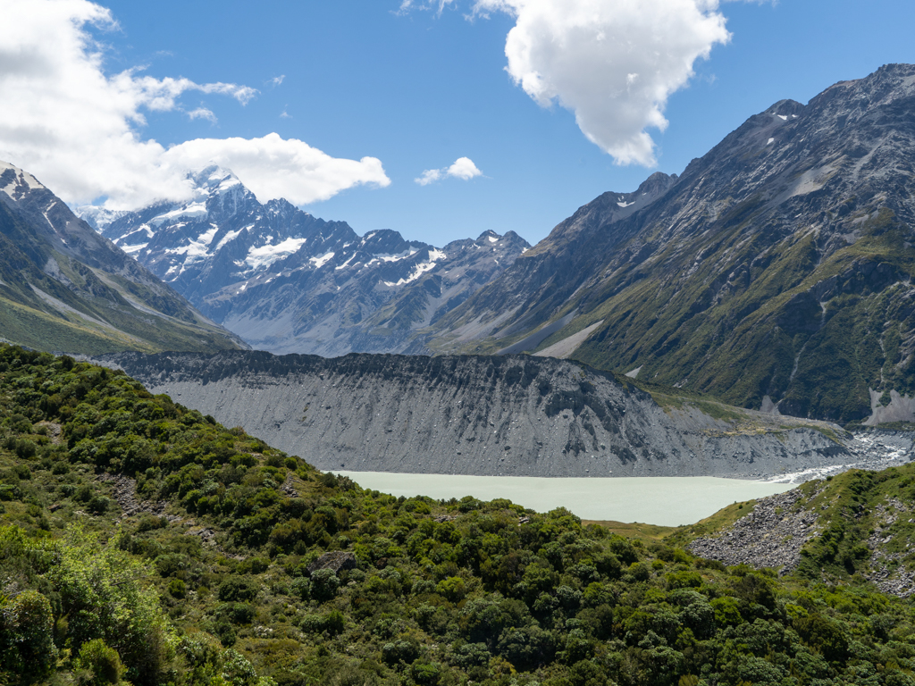 Aussicht vom Sealy Tarns Track auf Mueller Lake; links hat sich vor Aoraki/Mt. Cook eine Wolke geschoben