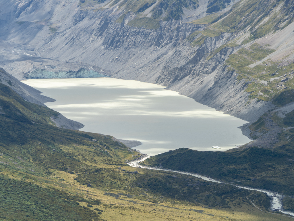 Am Ende vom Hooker Lake ist unter dem Schutt noch das Gletschereis erkennbar