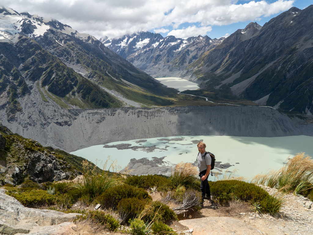 Mit Jo auf dem Sealy Tarns Track unterwegs; im Hintergrund Hooker Lake, vorne Mueller Lake