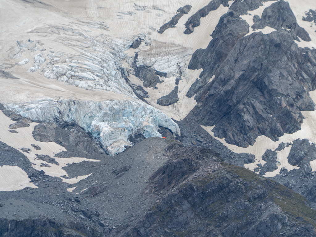 In der Mitte: Das rote Sefton Bivouac; auf dem Gletscher ist deutlich der gelbe Wüstenstaub zu erkennen