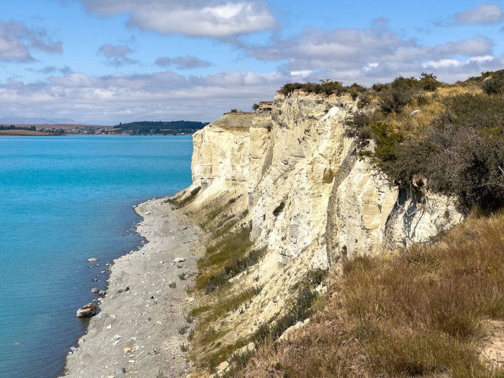 Steile Kalksteinküste am türkisfarbenen Lake Tekapo