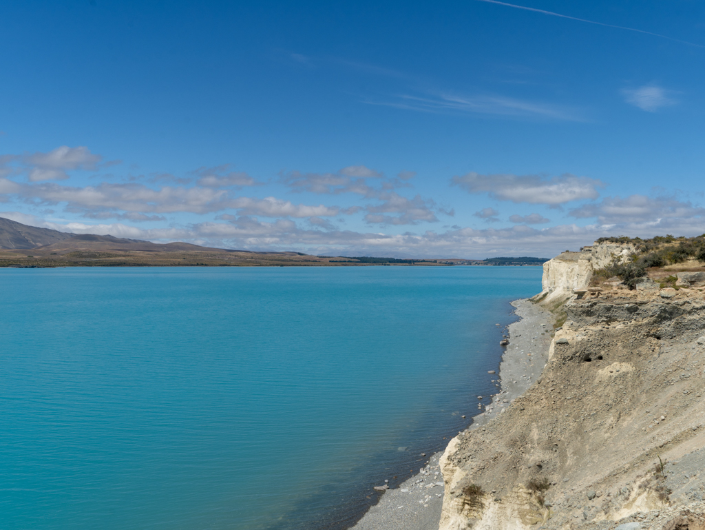Steile Kalksteinküste am türkisfarbenen Lake Tekapo