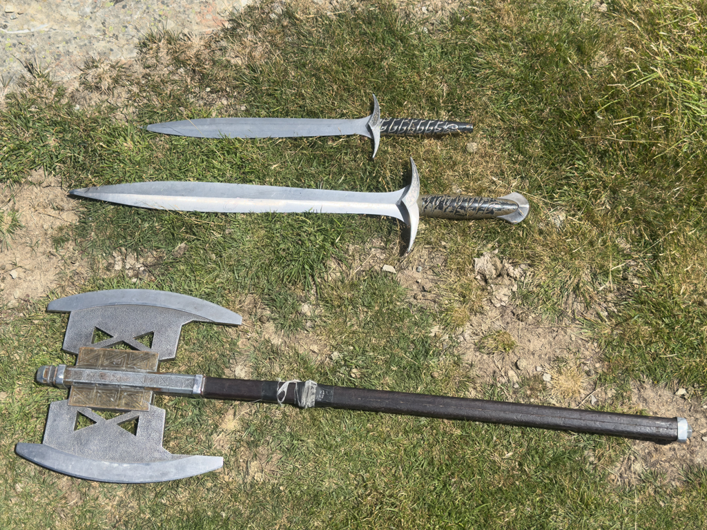 Für jeden gibt es vom Dolch über Schwert und Axt das Passende zum Posieren im "Herr der Ringe" Look