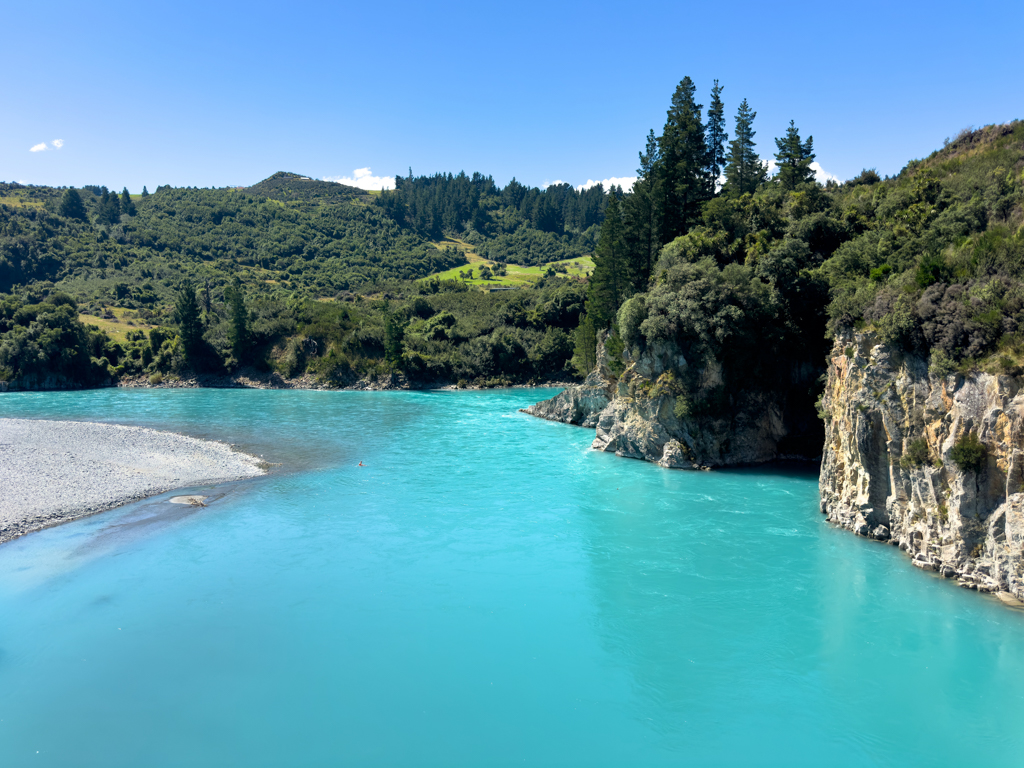 Auf der Wanderung zum Lookout; ein mutiges Paar schwimmt im türkisfarbenen Rakaia River...