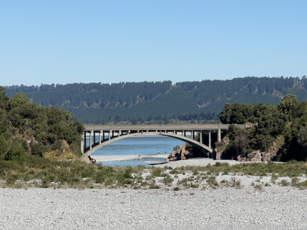 Die etwas neuere Brücke führt über eine kleine Lagune des Rakia River